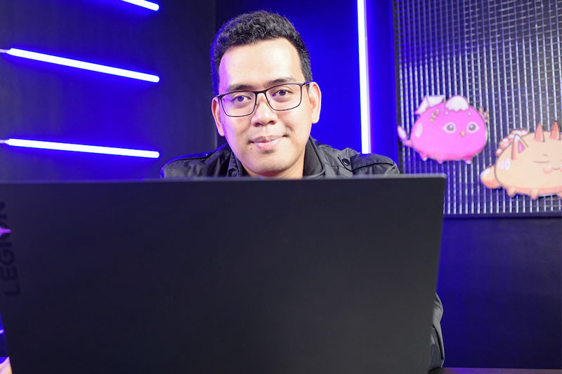 Driver turned Axie Infinity millionaire to teach Pinoys how to earn from NFT-based games